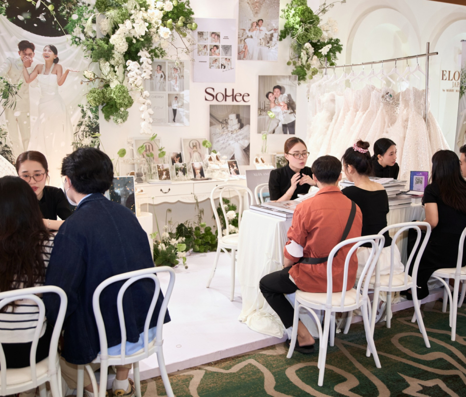 Nội Thất Khu Trình Diễn & Lounge Vietnam Wedding Week 2025 — Trung Dung Media, TP.HCM
