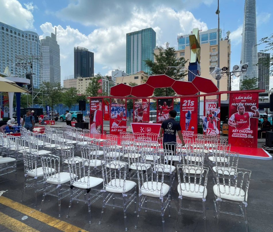 Nội Thất Khu Sự Kiện OMO × Arsenal — Pháo Đài Lấm Bẩn, Phố Đi Bộ Nguyễn Huệ, TP.HCM
