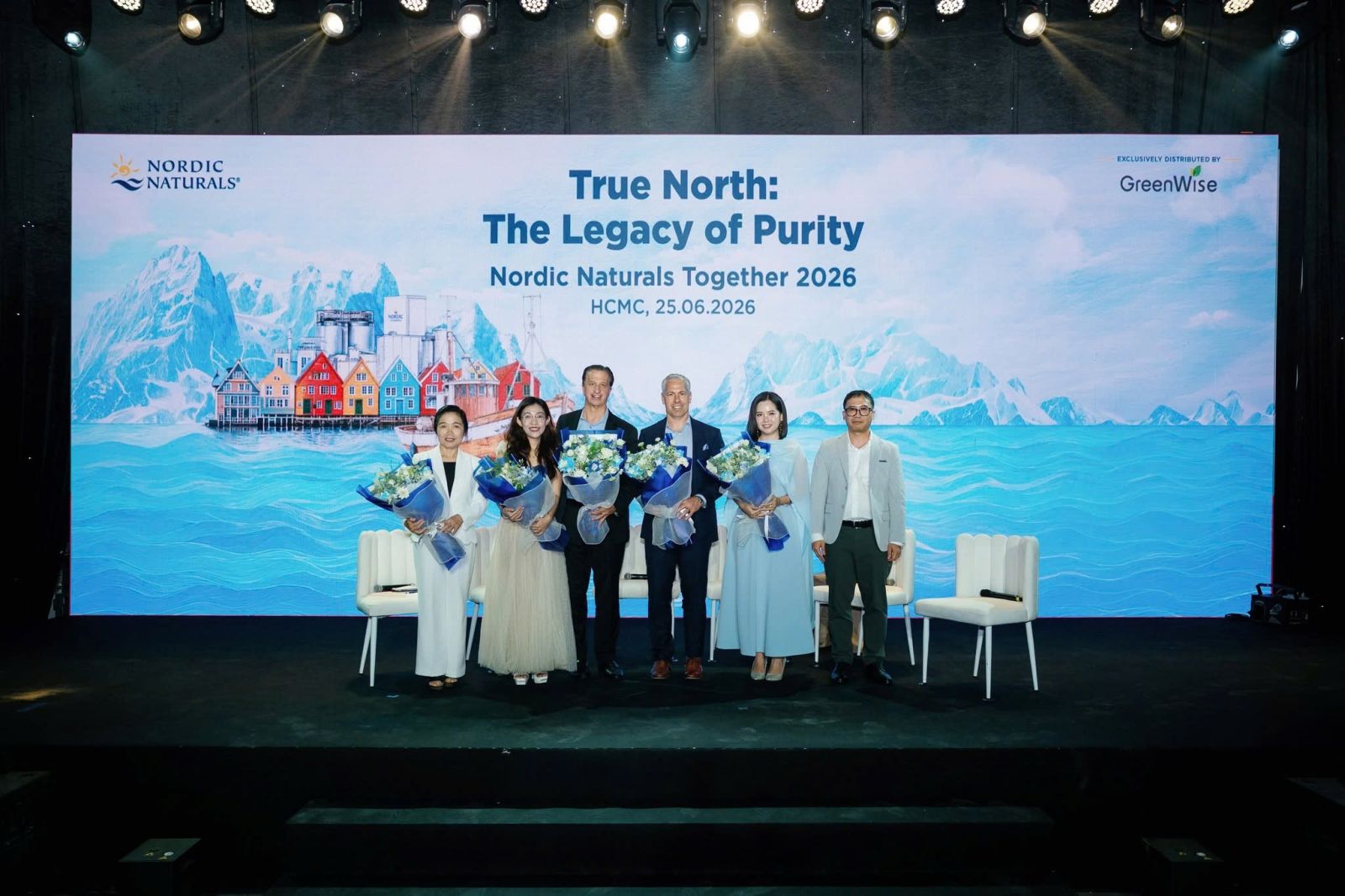 Ghế Tulip trắng ONE CHAIR tại khu talkshow TRUE NORTH: The Legacy of Purity của Nordic Naturals và GreenWise Việt Nam, TP.HCM