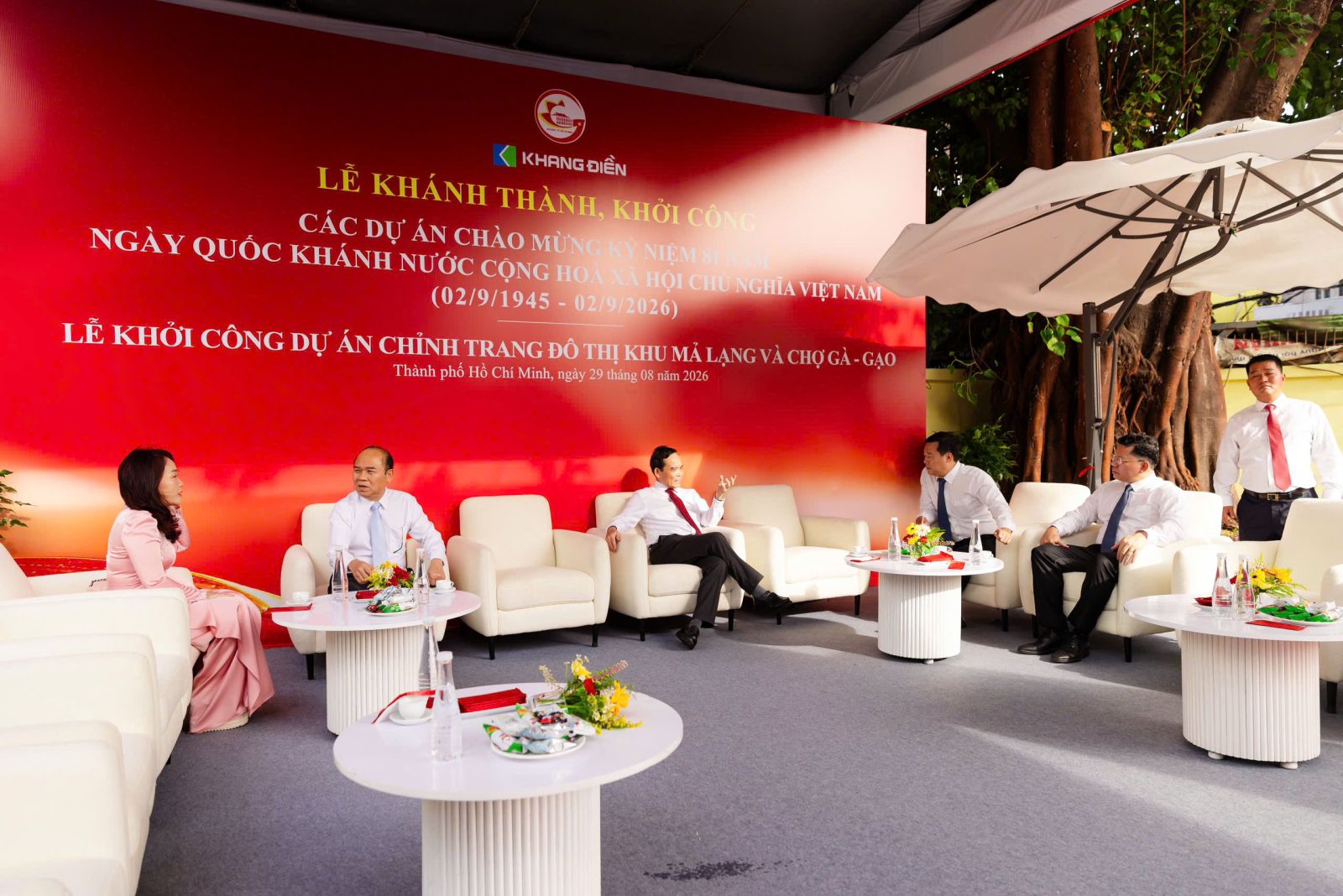 Ghế sofa đơn và bàn trà ONE CHAIR tại khu lounge lễ khởi công dự án chỉnh trang đô thị khu Mả Lạng và Chợ Gà - Gạo, TP.HCM