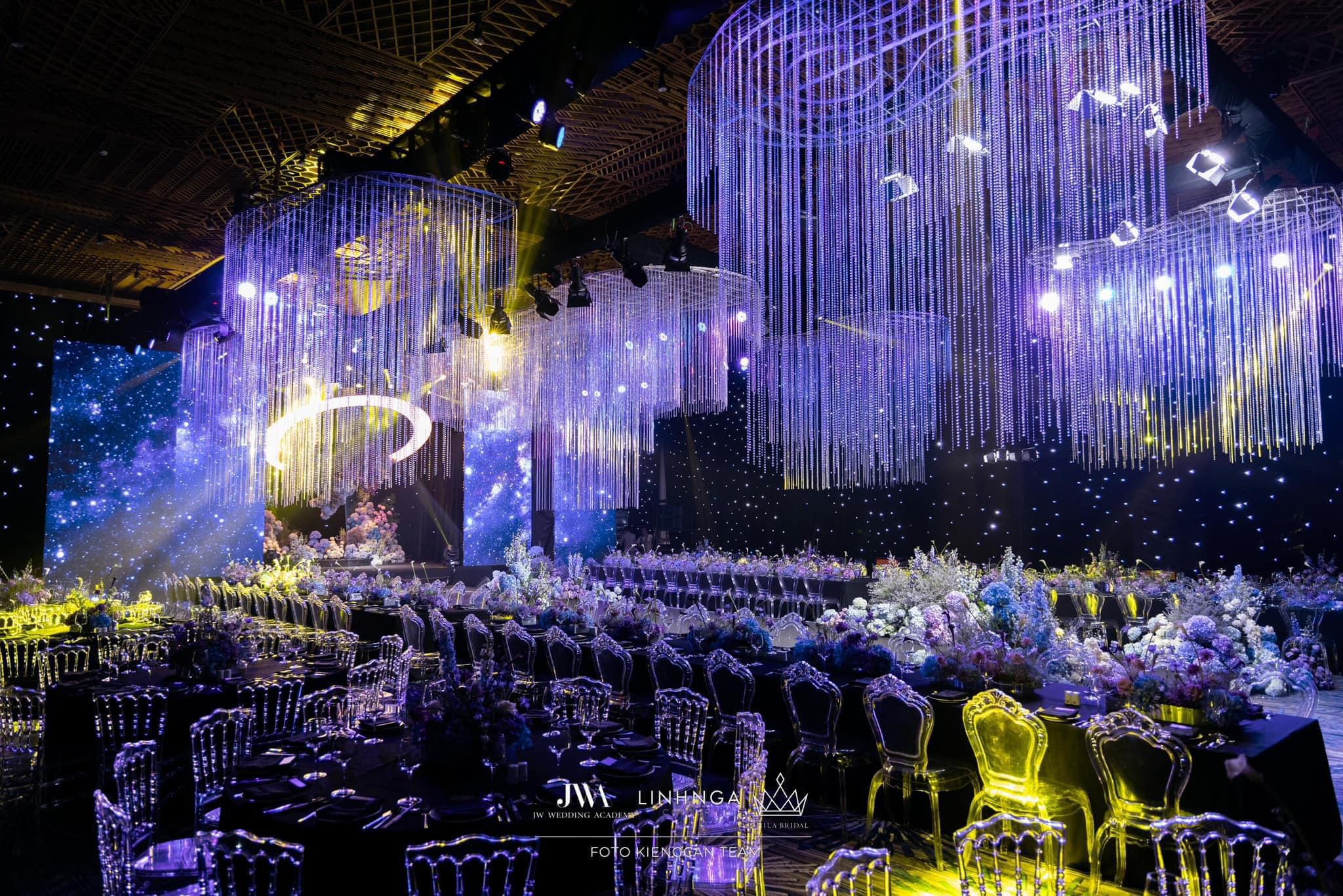 Ghế Queen trong suốt và ghế Napoleon của ONE CHAIR dọc runway show cưới Starry Moonlight của Linh Nga Couture, TP.HCM