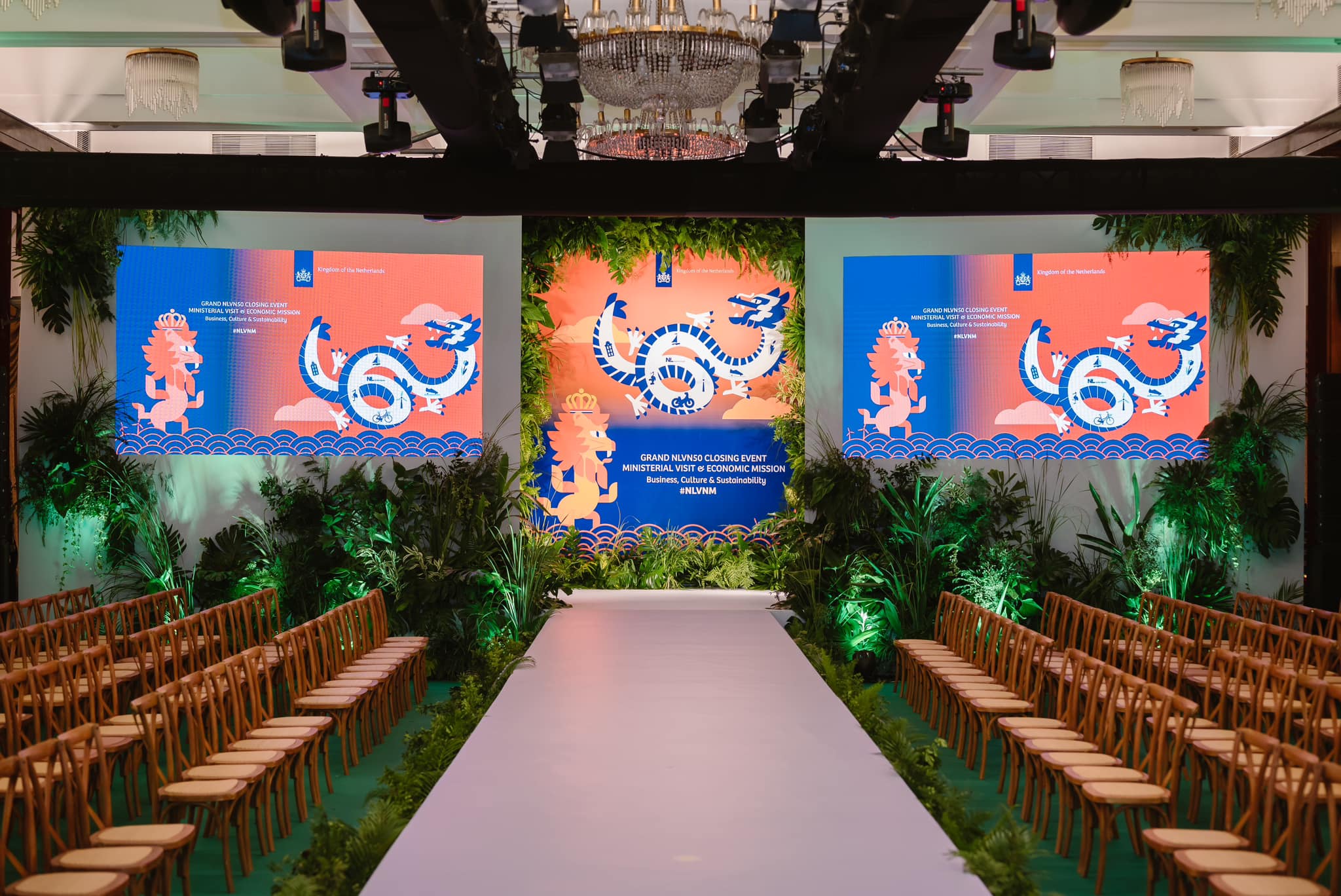 Ghế Crossback khung gỗ lưng đan chéo ONE CHAIR tại khu gala Grand NLVN50 Closing Event của Vương quốc Hà Lan, Việt Nam