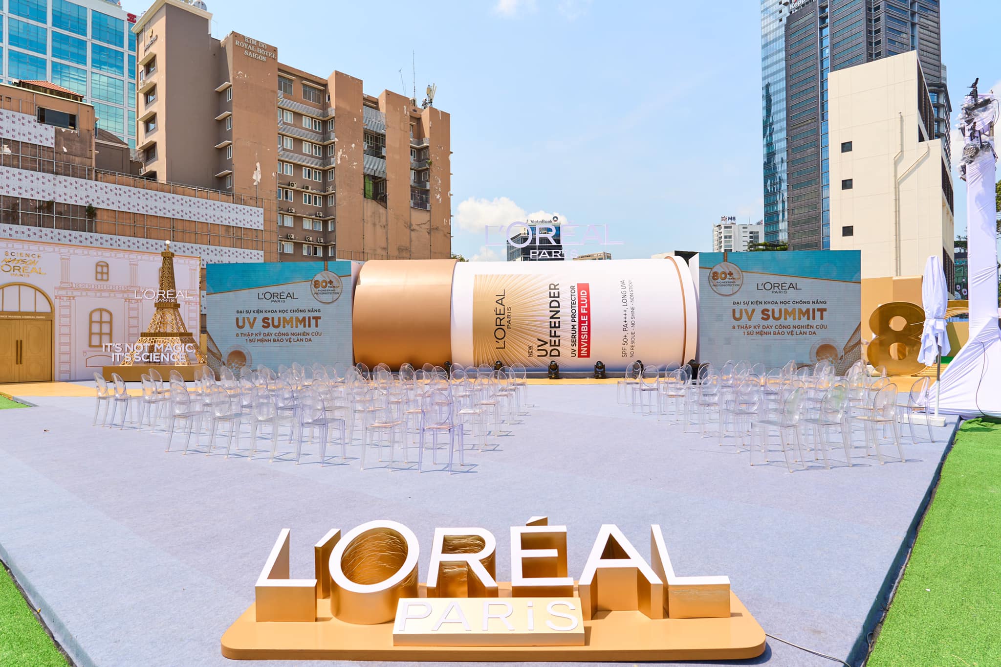 Ghế Ghost acrylic trong suốt ONE CHAIR tại sự kiện UV Summit ra mắt UV Defender của L'Oréal Paris ngoài trời, TP.HCM