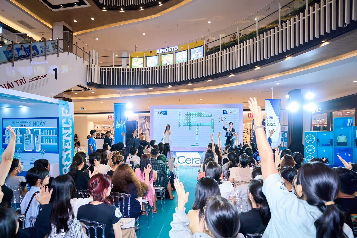 Ghế sofa đơn và ghế Napoleon của ONE CHAIR tại sự kiện activation CeraVe, trung tâm thương mại TP.HCM