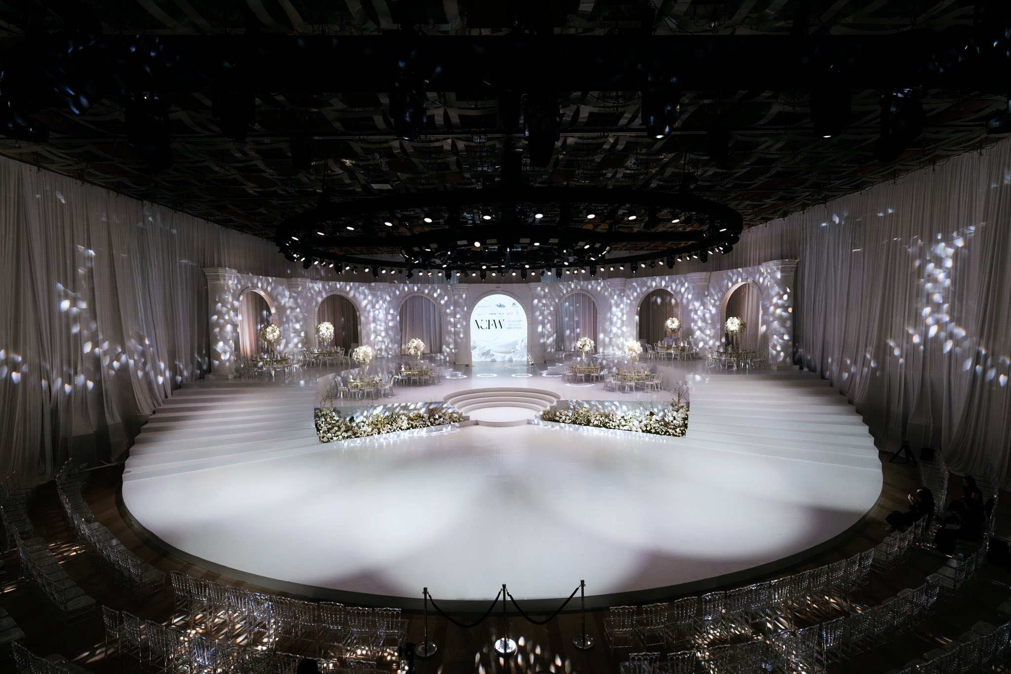 Ghế Ghost, Napoleon và White Thonet của ONE CHAIR tại show cưới Choi Jae Hoon, Vietnam Wedding Fest 2025, White Palace TP.HCM