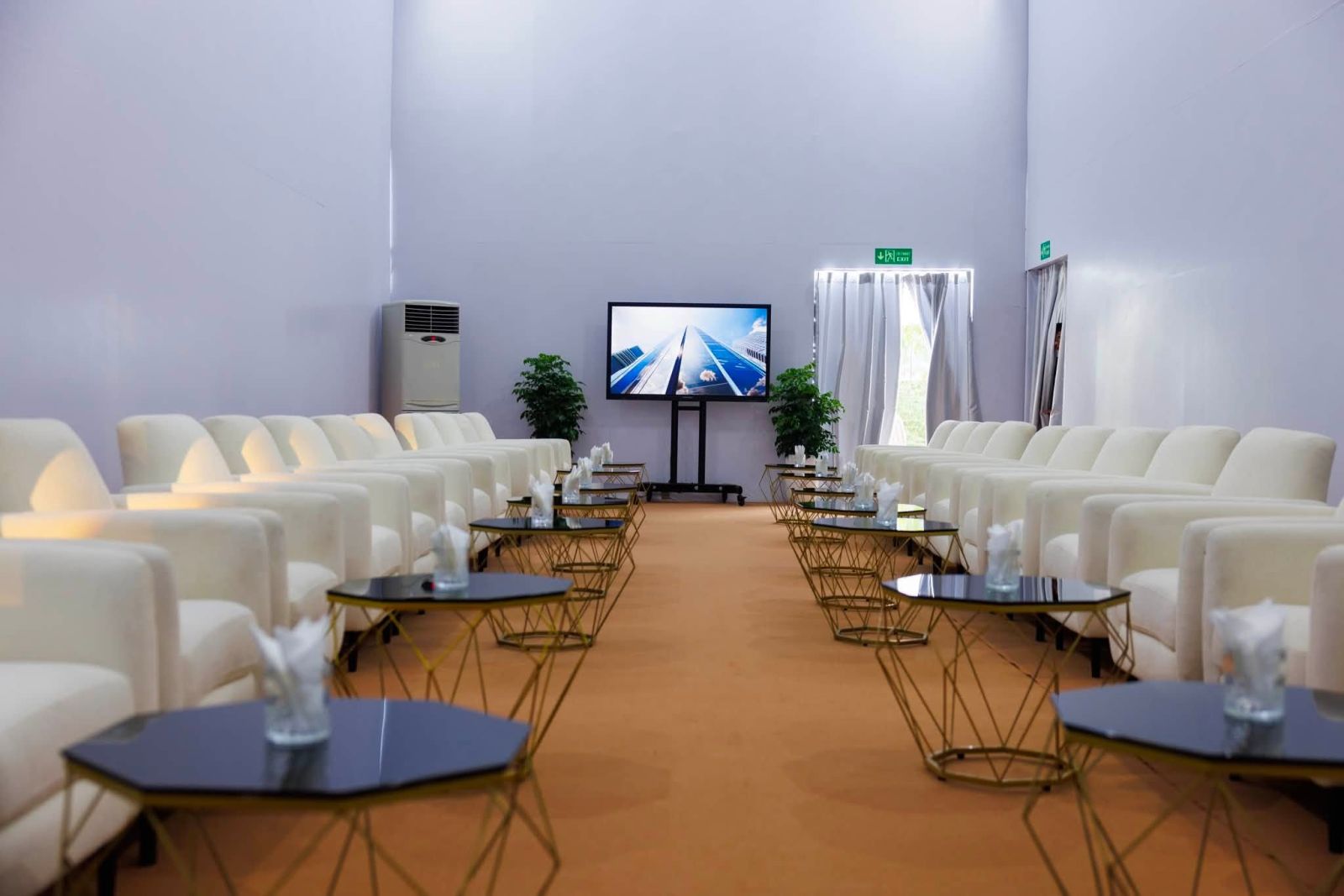 VIP Armchair và Diamond Coffee Table của ONE CHAIR tại khu lounge lễ động thổ UOB Plaza HCMC, khu Ba Son, TP.HCM