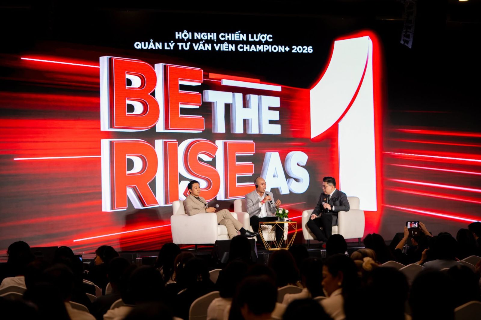 Sofa đơn và bàn trà ONE CHAIR tại khu Stage Talk của hội nghị chiến lược Prudential Be The One – Rise As One, TP.HCM