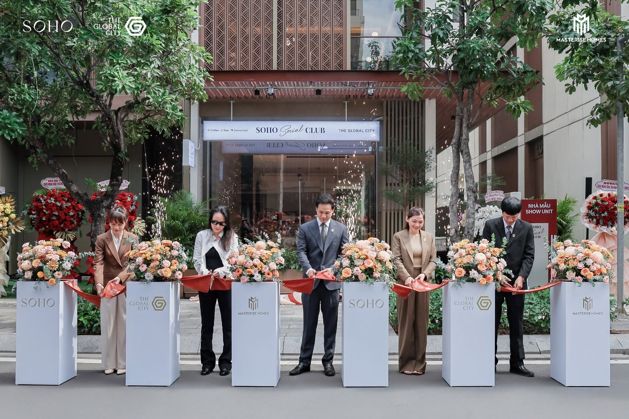 Ghế crossback và bàn chân trụ cổ điển ONE CHAIR trong không gian SOHO Social Club, lễ ra mắt nhà mẫu The Global City, TP Thủ Đức