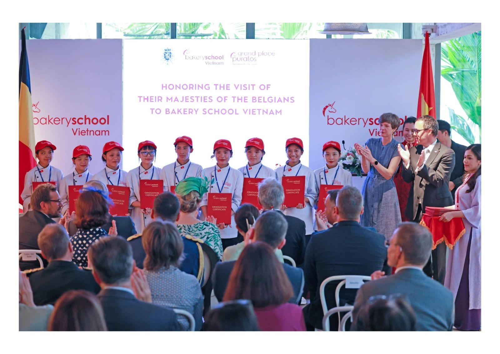 Ghế Thonet trắng ONE CHAIR xếp kiểu khán phòng tại lễ trao chứng nhận tốt nghiệp Bakery School Vietnam của Puratos Grand-Place, TP.HCM