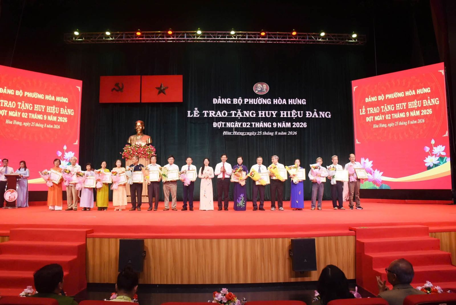 Bàn trà diamond ONE CHAIR tại lễ trao tặng Huy hiệu Đảng đợt 2/9/2026 của Đảng bộ Phường Hòa Hưng, TP.HCM