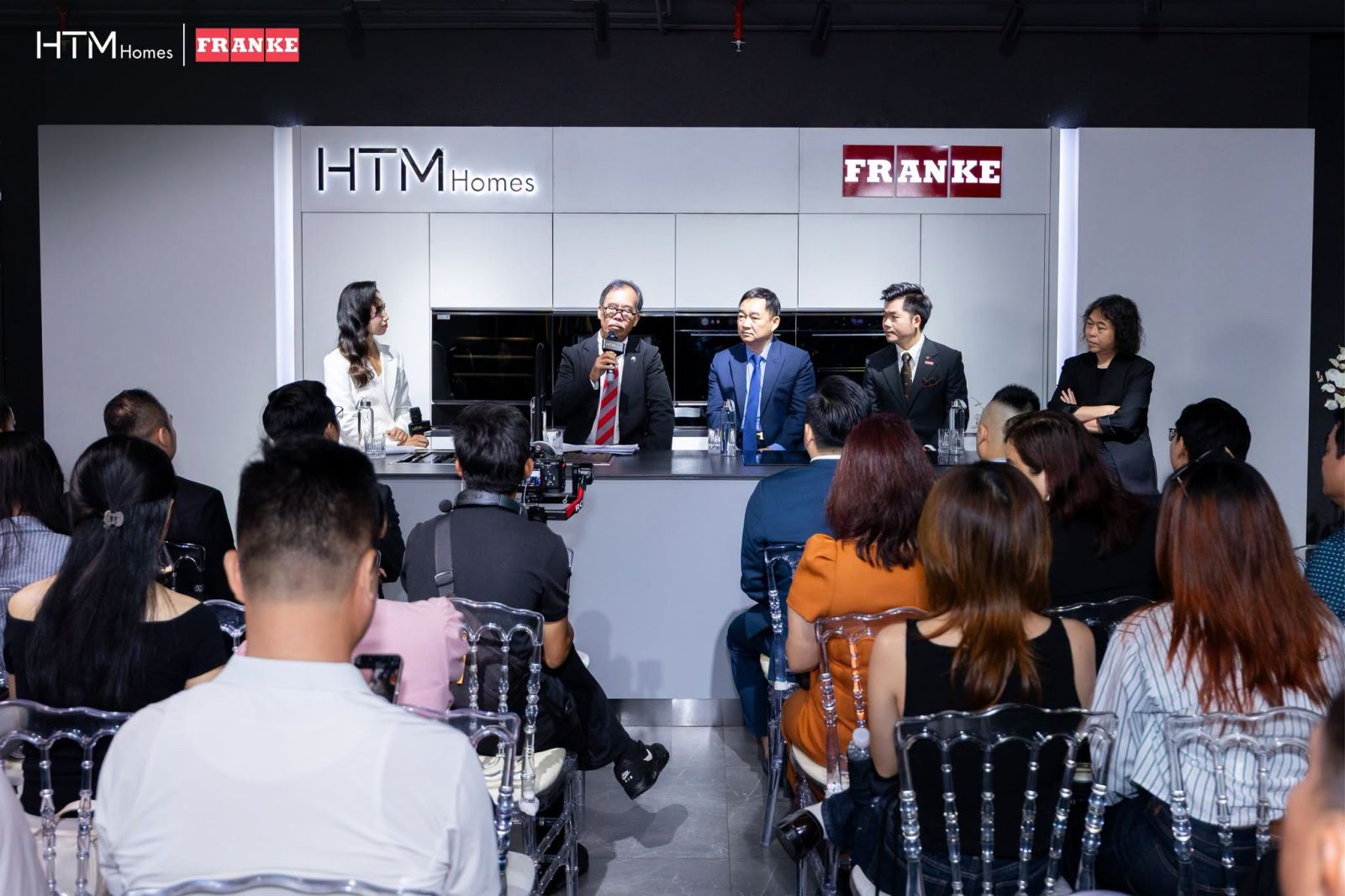 Ghế Napoleon trong suốt ONE CHAIR tại sự kiện Togetherness, in Our Time của HTM Homes, khu talkshow Wellness Begins at Home, TP.HCM