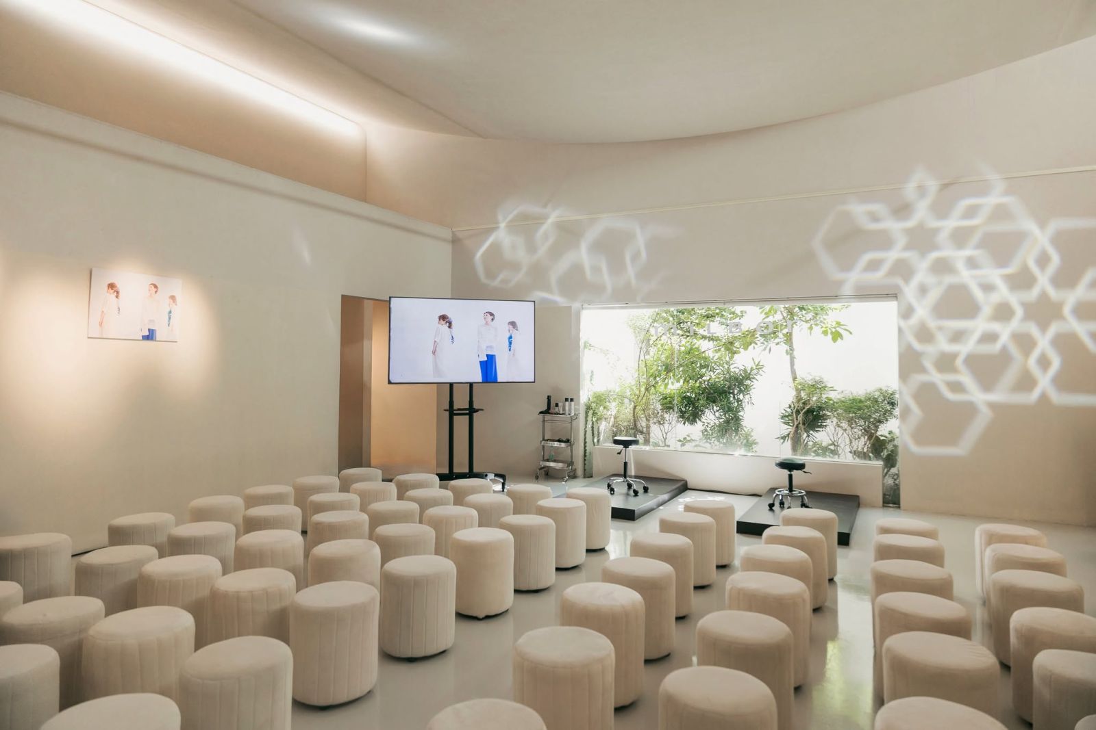 Ghế đôn tròn trắng khía của ONE CHAIR tại sự kiện ra mắt sản phẩm ngành làm đẹp, TAA Gallery, phường Cát Lái, TP.HCM