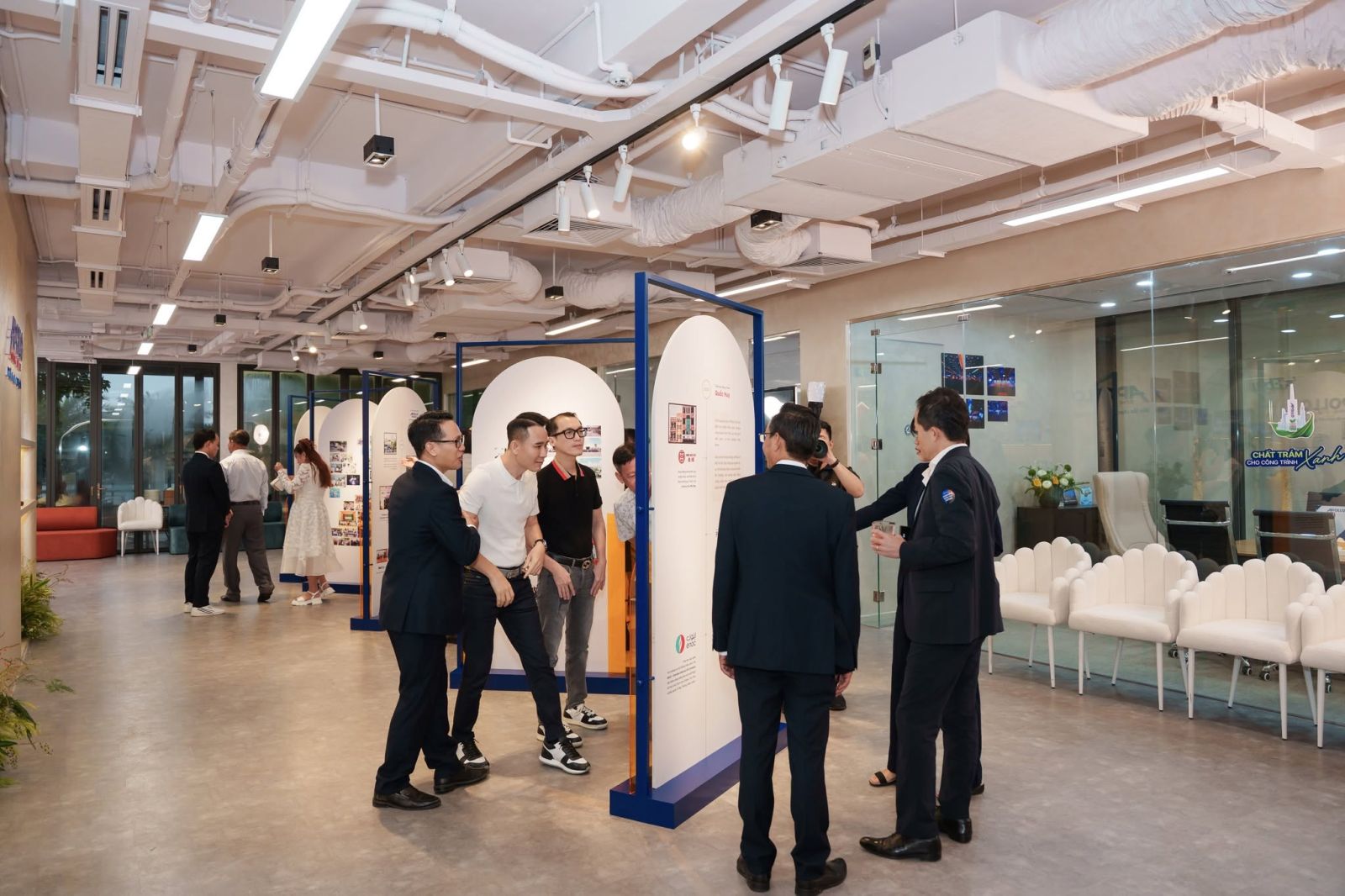 Ghế Bloom Armchair của ONE CHAIR trong vai trò ghế điểm nhấn tại Apollo Vision's Experience 2026, Apollo Haus, Thảo Điền, TP.HCM