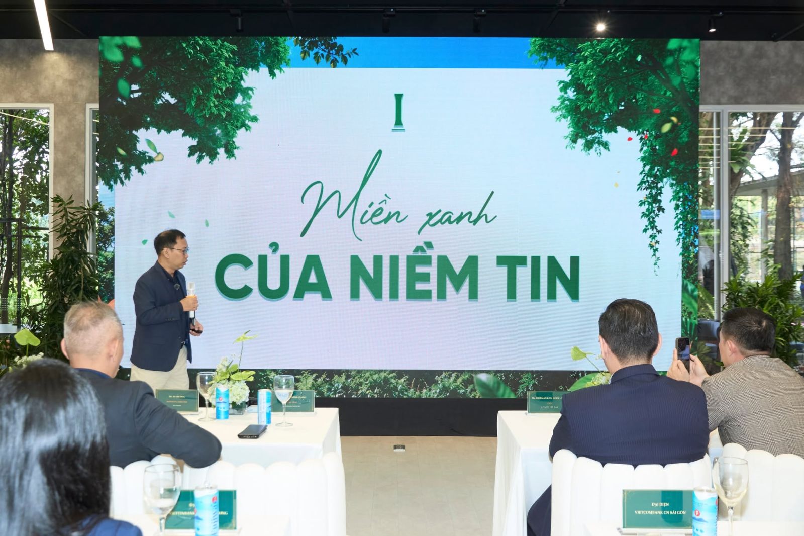 Ghế Tulip trắng và bàn tiệc phủ khăn của ONE CHAIR tại hội nghị Setia Edenia Leadership Summit 2026, TP.HCM