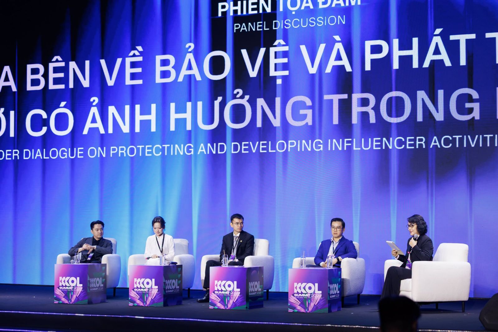 Ghế sofa đơn VIP của ONE CHAIR tại sân khấu toạ đàm KOL Summit 2026, Trung tâm hội nghị Thiskyhall Sala, TP.HCM