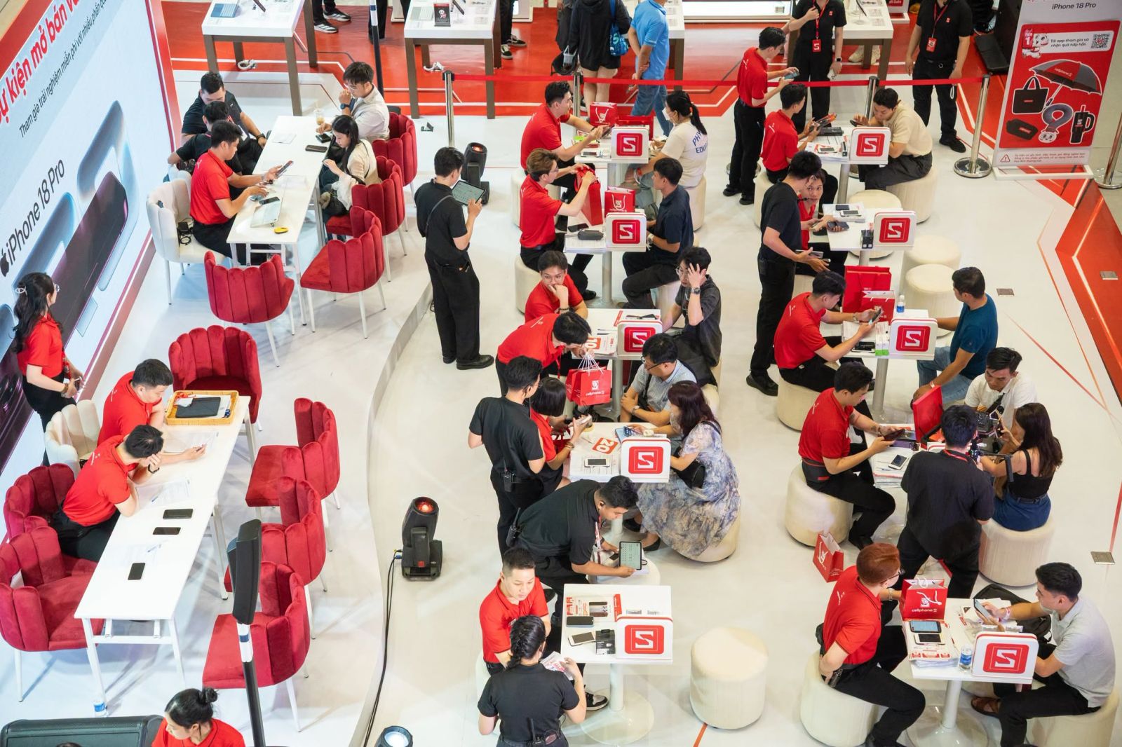 Ghế Tulip custom, bàn bar thấp vuông và ghế đôn trắng của ONE CHAIR tại khu activation mở bán iPhone 18 Pro Series của CellphoneS, Thiso Mall, TP.HCM