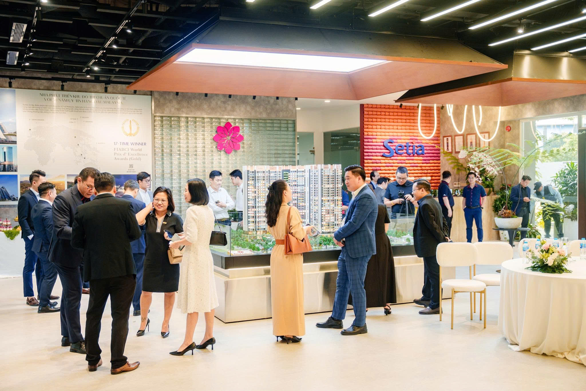 Ghế velvet bọc nỉ kem chân mạ gold ONE CHAIR tại sự kiện Sales Gallery Setia Edenia, TP.HCM
