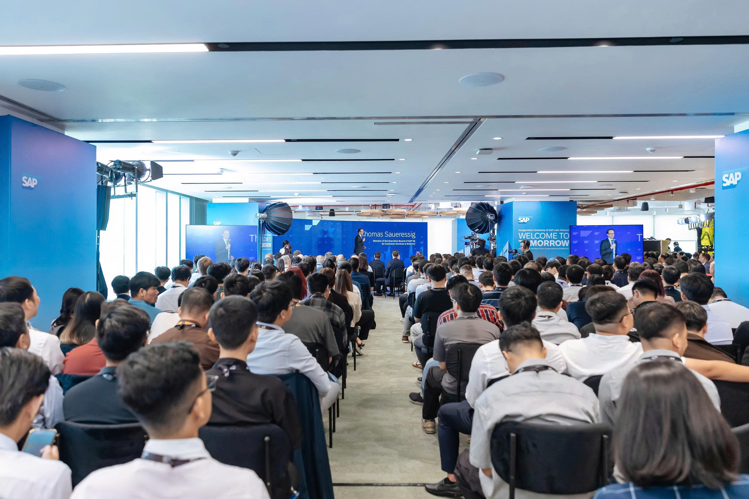 Ghế velvet ONE CHAIR xếp hàng trong khán phòng lễ khánh thành SAP Labs Vietnam tại The Nexus Tower, Quận 1 TP.HCM