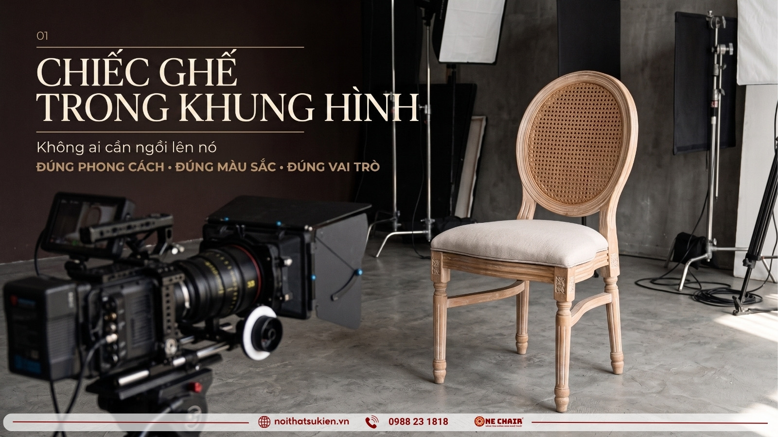 Ghế danh dự và ottoman đặt trong khung hình dưới đèn studio, có máy quay phía trước