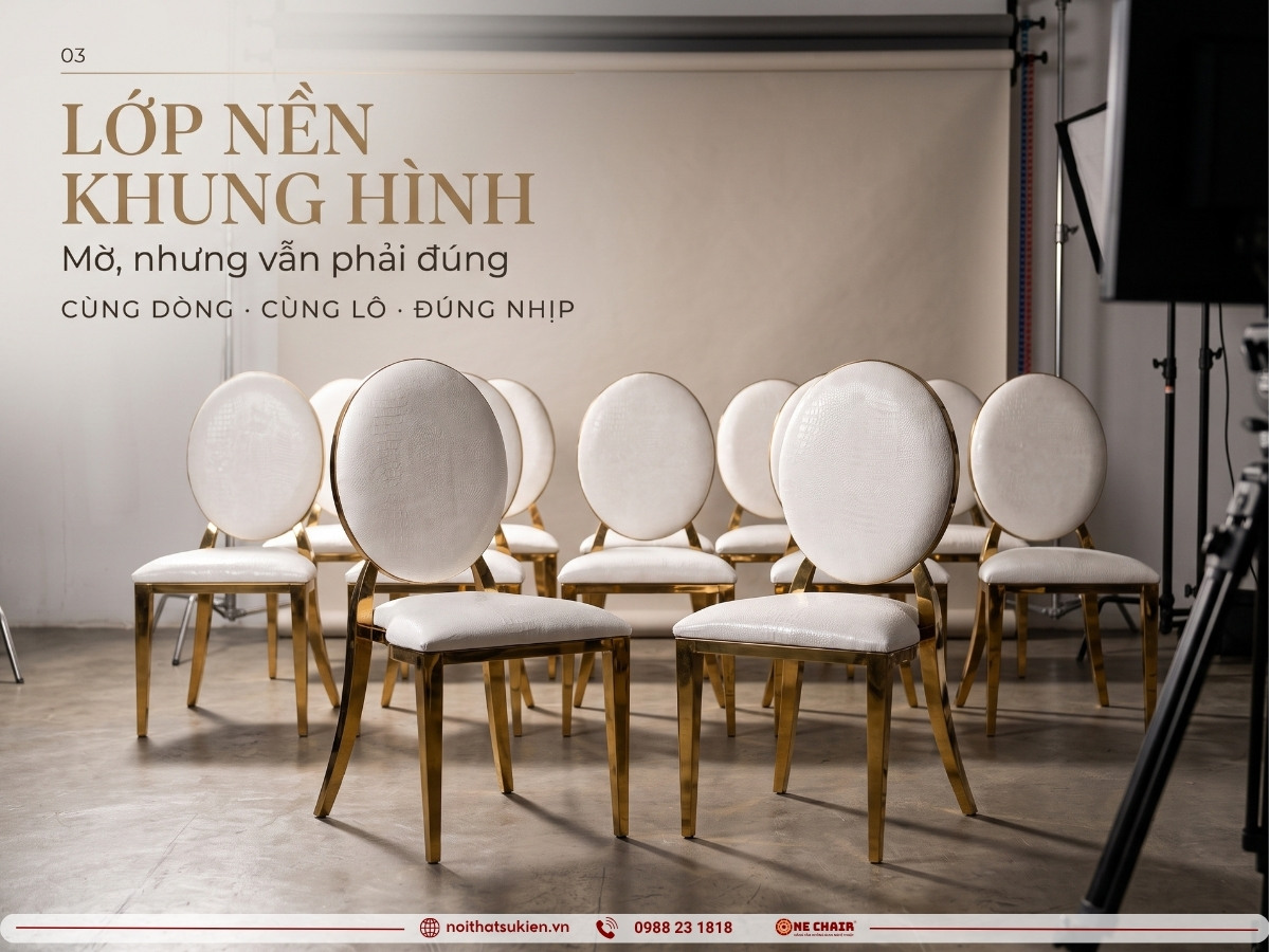 Lớp nền set quay với ghế tiệc cao cấp và bàn cocktail tạo chiều sâu phía sau chủ thể