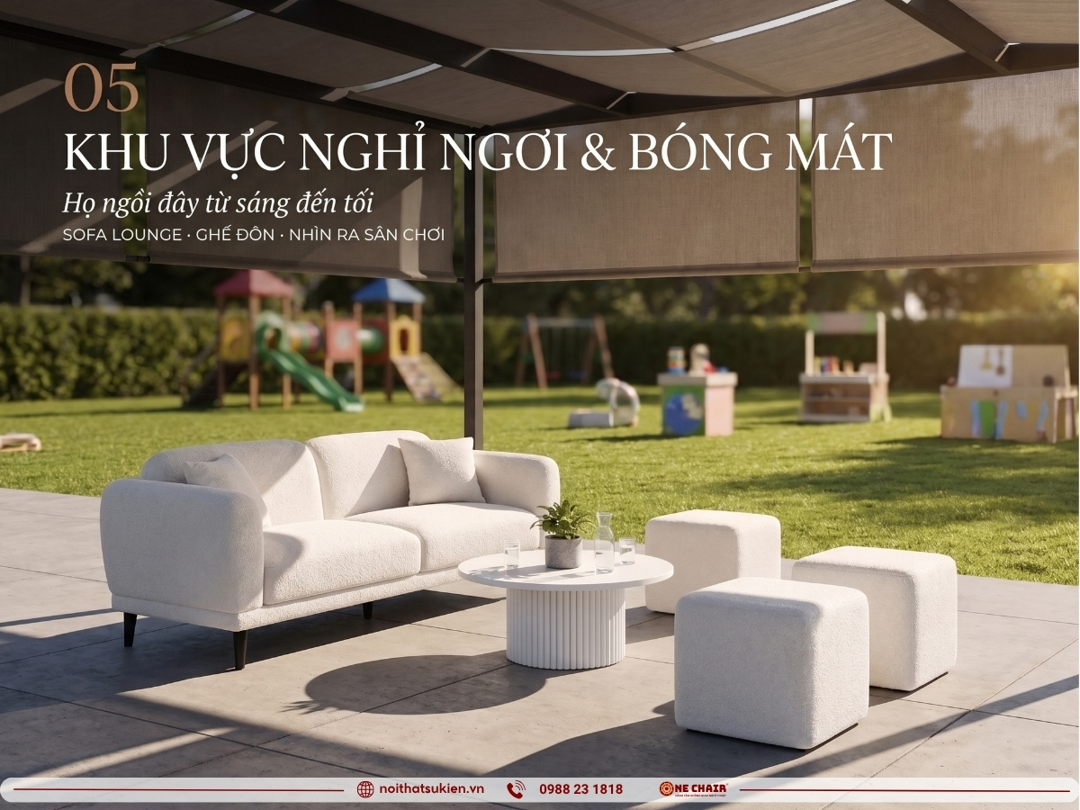 Khu nghỉ có bóng mát cho ông bà với sofa lounge, ottoman và đôn nhìn ra sân chơi
