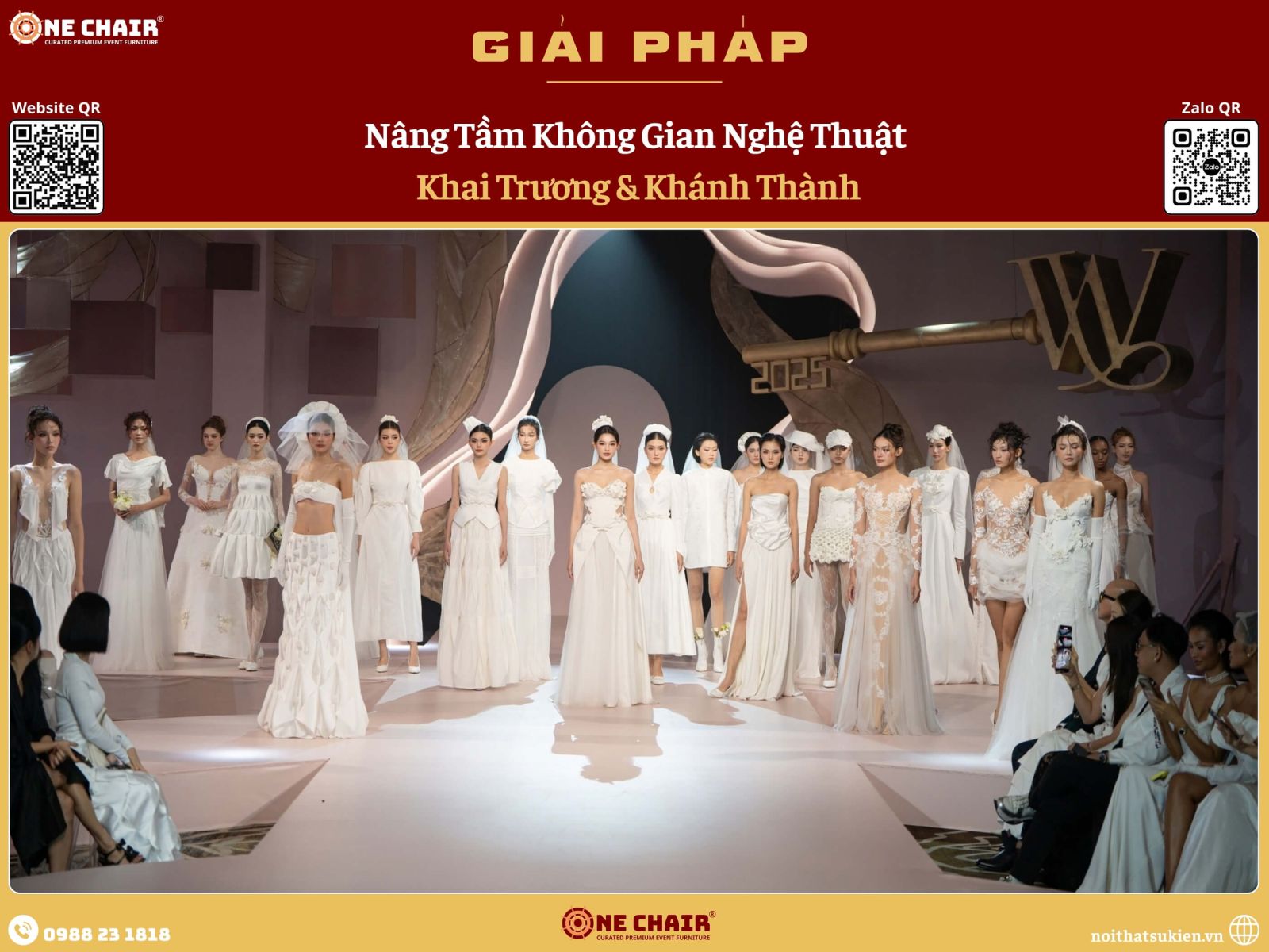 Front row fashion show với ghế danh dự và đôn đặt dọc mép sàn diễn runway