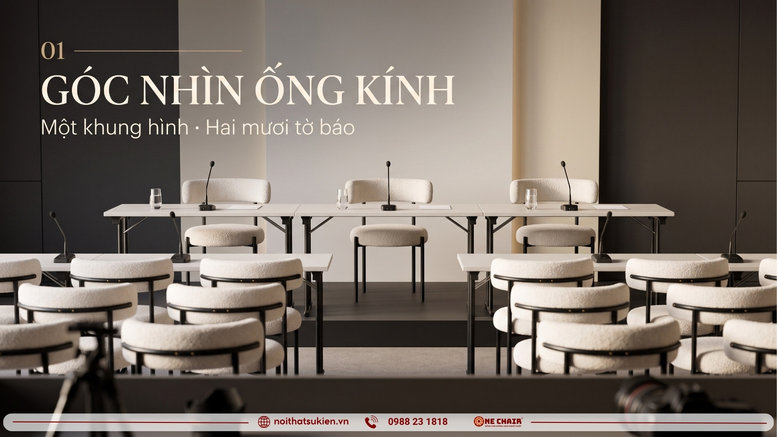 Bàn chủ toạ và phông nền họp báo nhìn từ vị trí photographer pit cuối phòng