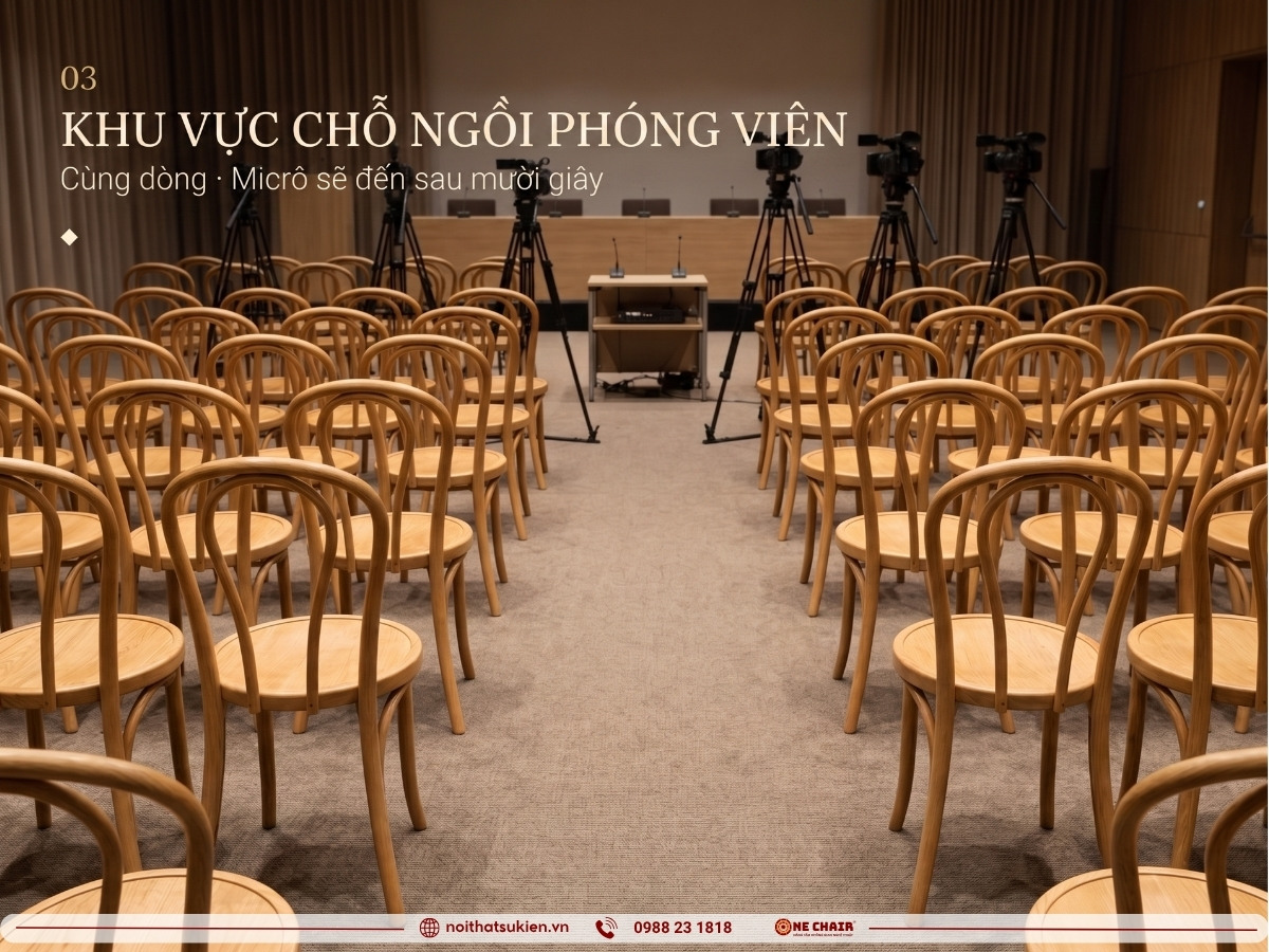 Khu ghế phóng viên họp báo với ghế tiệc cao cấp cùng lô và lối đi cho micro chạy