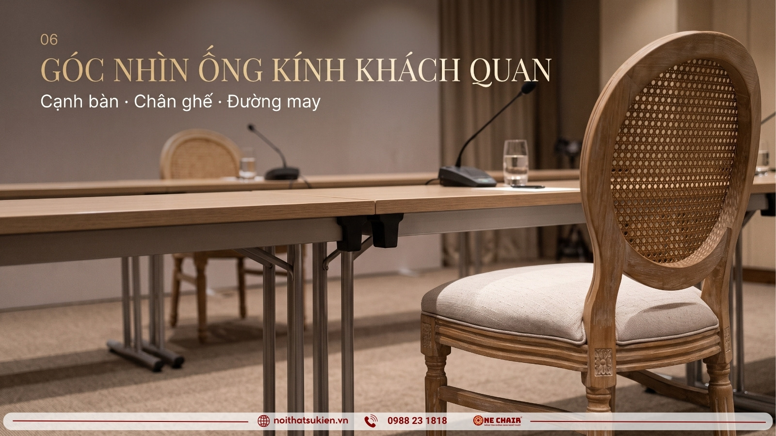 Kiểm chi tiết mép bàn chủ toạ và chân ghế danh dự ở cự ly gần trước họp báo