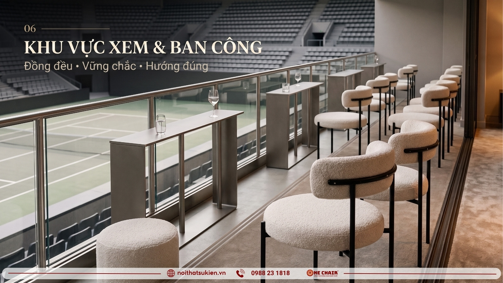 Khu xem và hiên nhìn ra sân với ghế tiệc cao cấp cùng lô và bàn module gác đồ uống