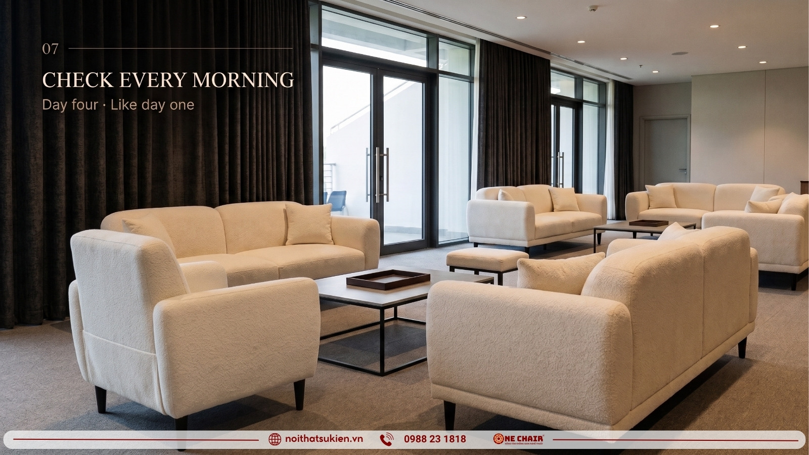Lounge chính khu VIP với sofa module chia cụm theo brand guideline nhà tài trợ
