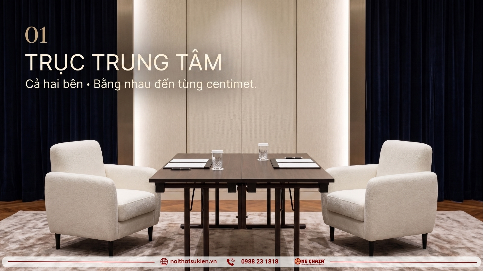 Khu nghi thức ký kết nhìn chính diện với hai ghế danh dự cân đối qua trục giữa