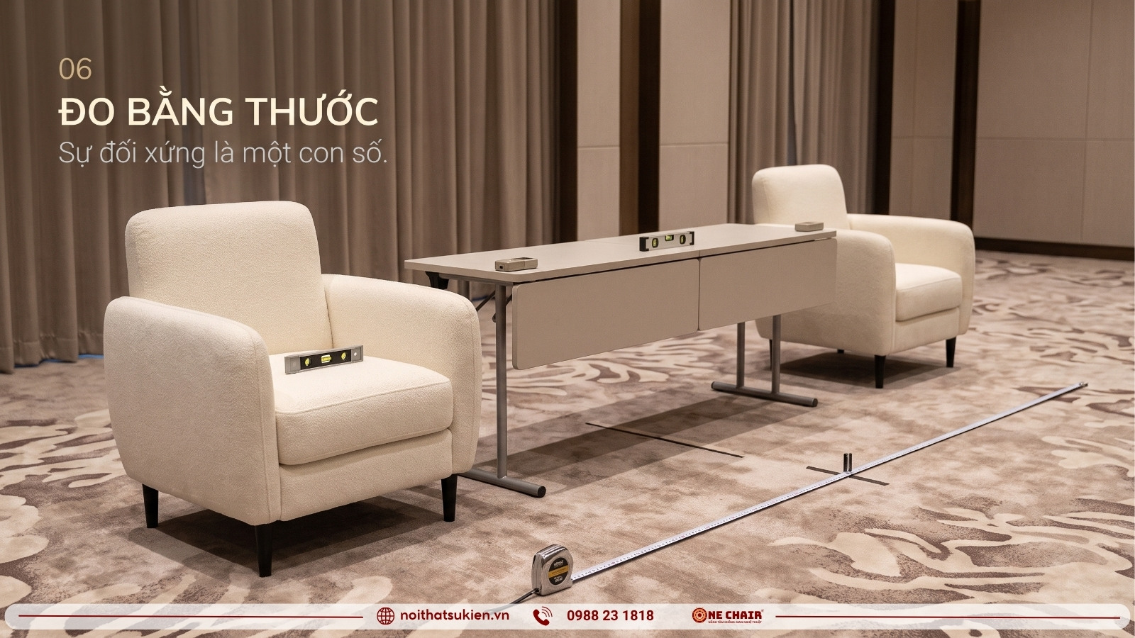 Đo khoảng cách từ ghế danh dự tới trục giữa bằng thước trước lễ ký kết