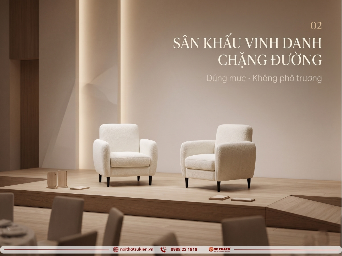 Sân khấu vinh danh chặng đường lễ kỷ niệm với ghế danh dự cho người sáng lập và ban lãnh đạo