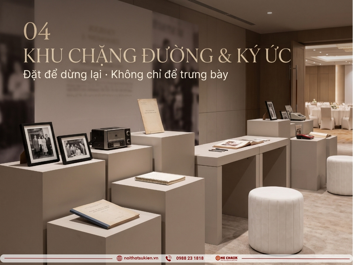 Khu trưng bày ký ức và hiện vật với đôn nhiều cao độ, bàn module và ottoman