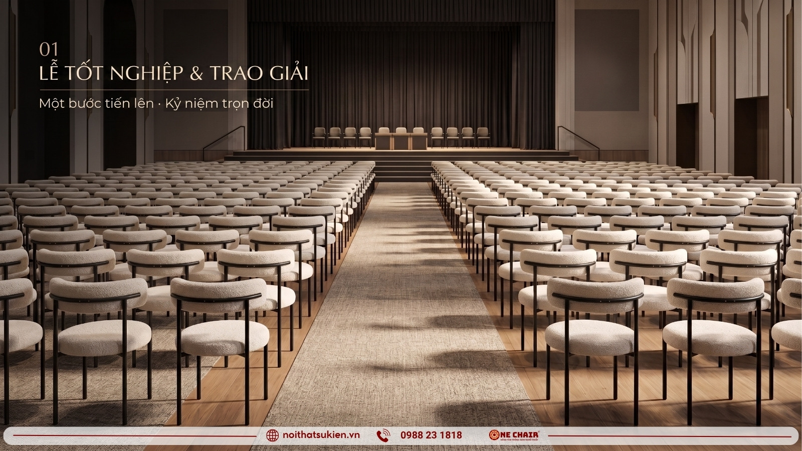 Sân khấu trao bằng nhìn từ hàng ghế thứ mười lăm, qua các dãy ghế tiệc cao cấp phía trước