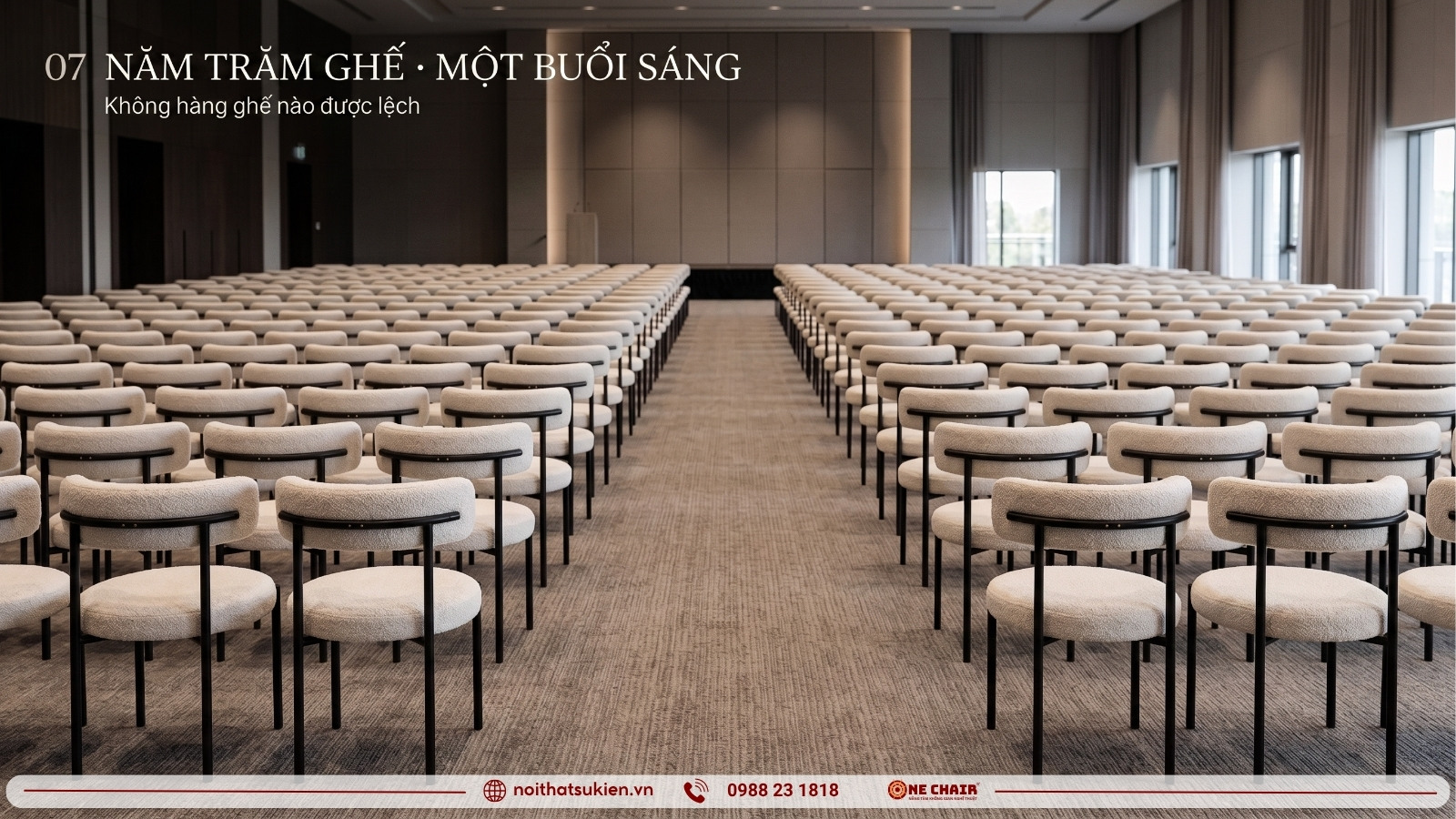 Xếp ghế tiệc cao cấp thành dãy đều tăm tắp trong buổi sáng trước lễ tốt nghiệp