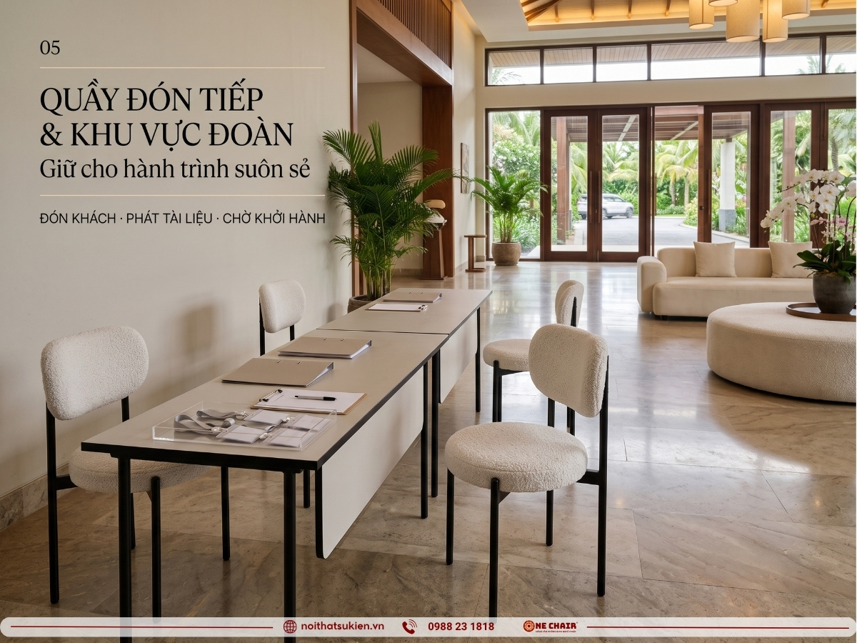 Hospitality desk và khu đoàn tại sảnh resort với bàn module, sofa lounge và ottoman