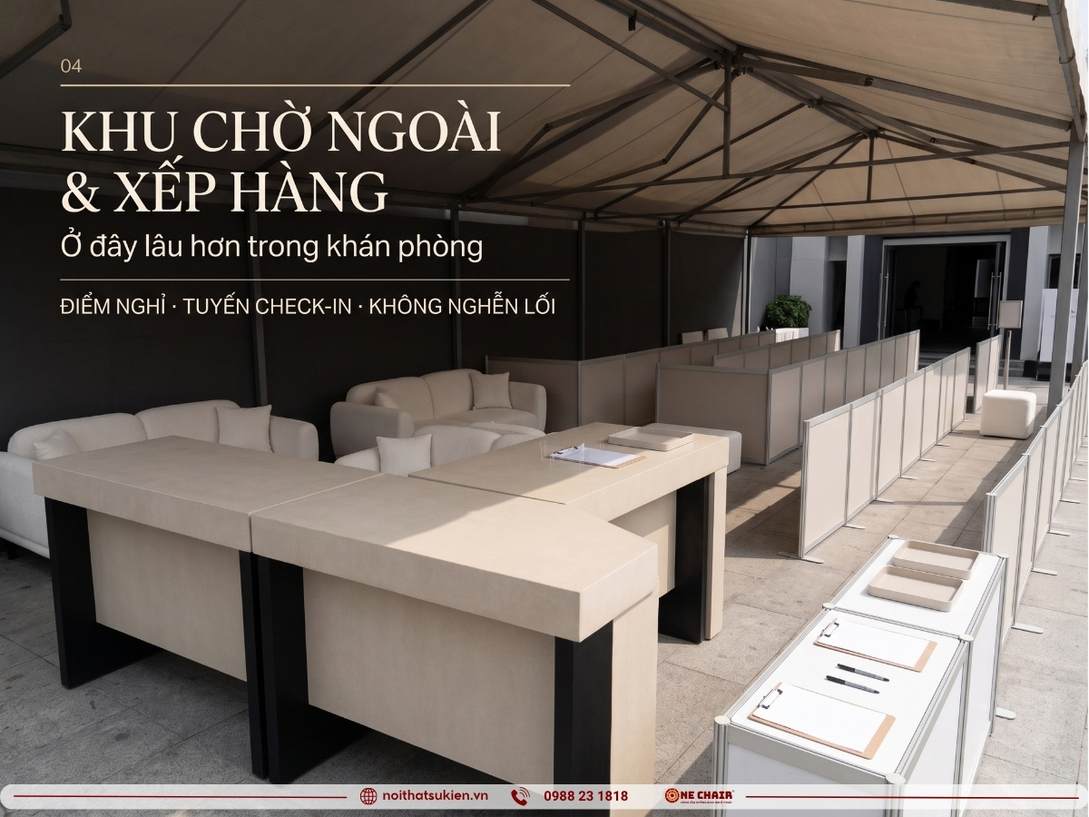 Khu chờ ngoài và xếp hàng với ottoman, đôn, sofa lounge dưới mái che và bàn module đổi vé