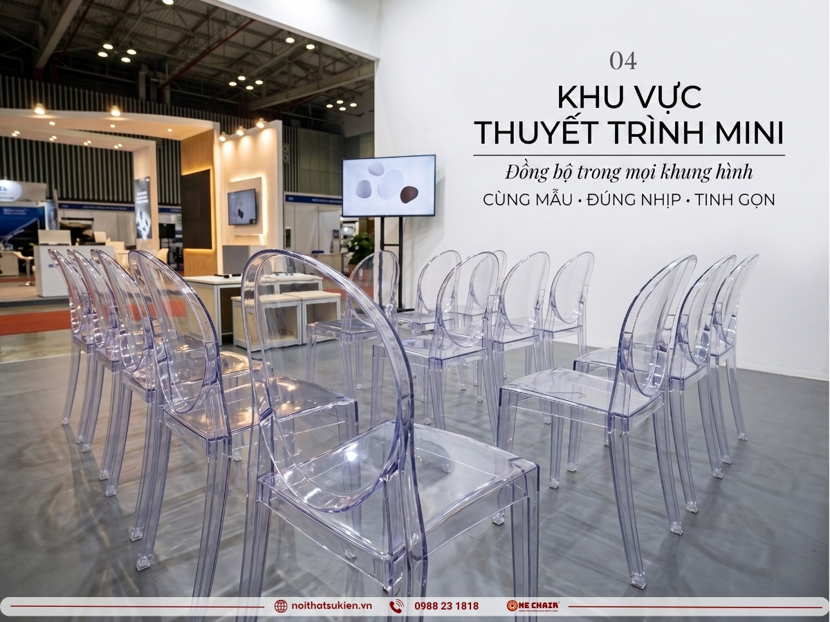 Khu thuyết trình mini trong gian hàng lớn với dãy ghế tiệc cao cấp cùng lô