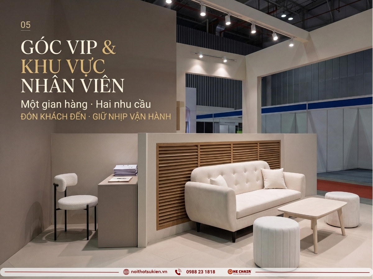 Góc VIP và khu hậu cần nhân viên trong gian hàng với sofa lounge, ottoman và bàn module