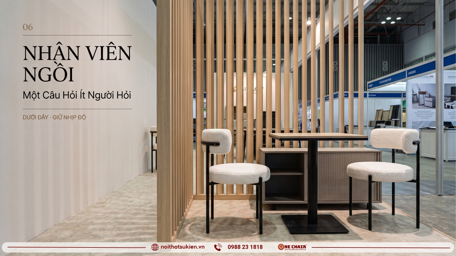 Chỗ ngồi nghỉ luân phiên của nhân viên trong gian hàng, khuất khỏi tầm nhìn lối đi