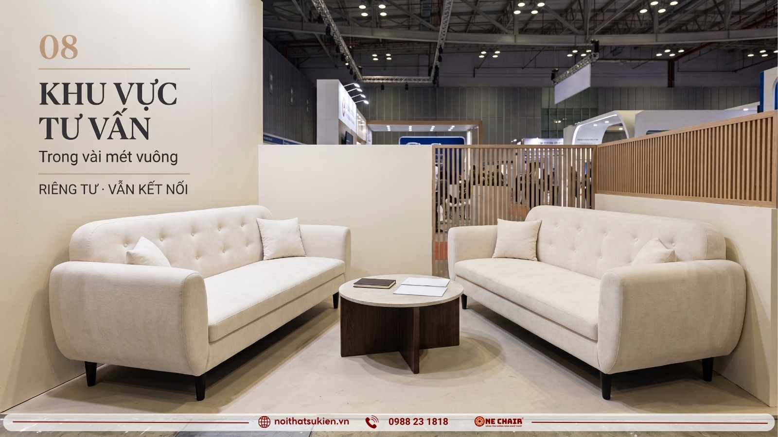 Khu tư vấn trong gian hàng với sofa module chia cụm riêng tư