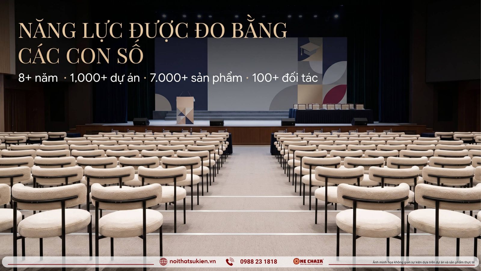 Mot le tot nghiep da dung noi that theo vai tro khong gian voi hang ghe cu nhan va san khau trao bang
