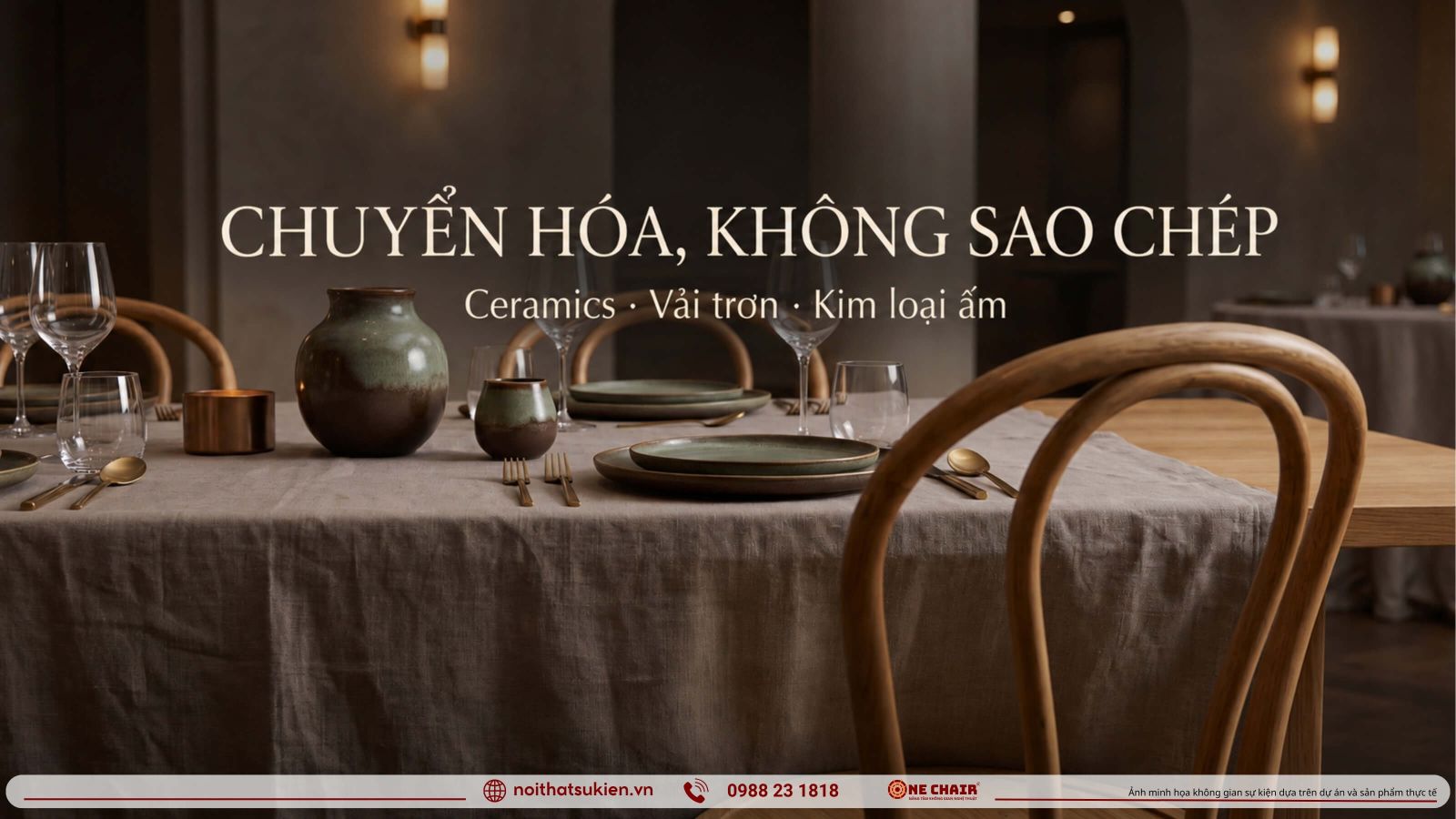 Diem nhan gom thu cong phoi vai va kim loai tren ban tiec su kien doanh nghiep
