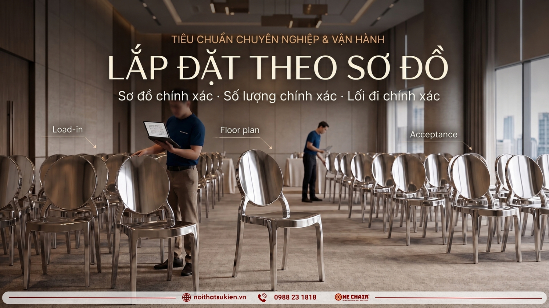 ALT: Đội ngũ đang lắp đặt bàn ghế sự kiện theo sơ đồ bố trí trong sảnh hội nghị tại TP.HCM