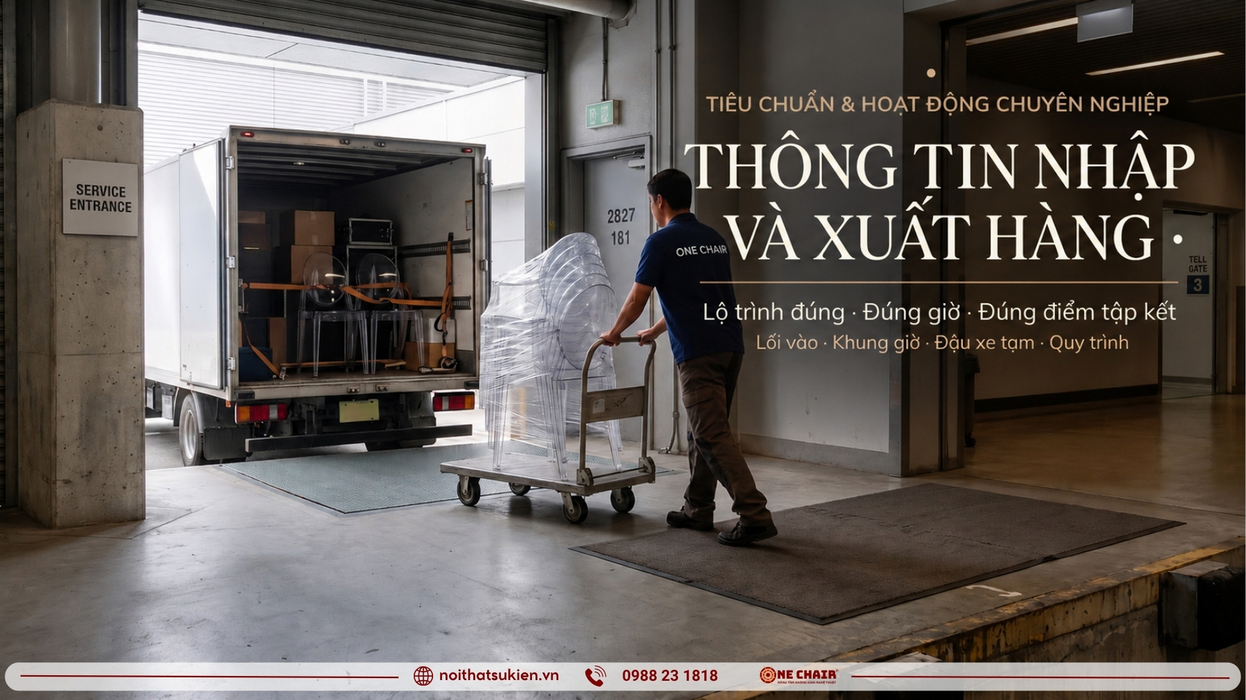 Khu vực bốc dỡ hàng của trung tâm hội nghị với xe tải đang đưa bàn ghế sự kiện vào