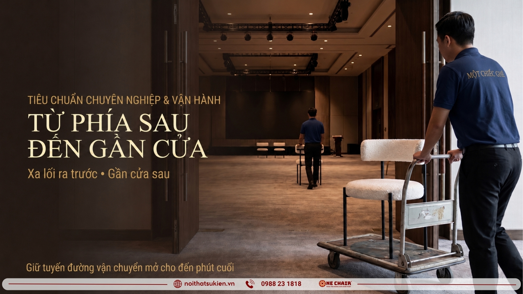 Đội ngũ đưa bàn ghế sự kiện vào sảnh theo thứ tự lắp đặt từ khu sâu bên trong